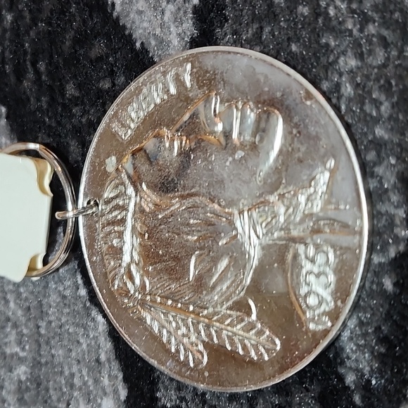 VINTAGE OVERSIZED REPLICA METAL 1935 BUFFALO NICKEL COIN KEYCHAIN UNISEX NOVELTY - Picture 2 of 10